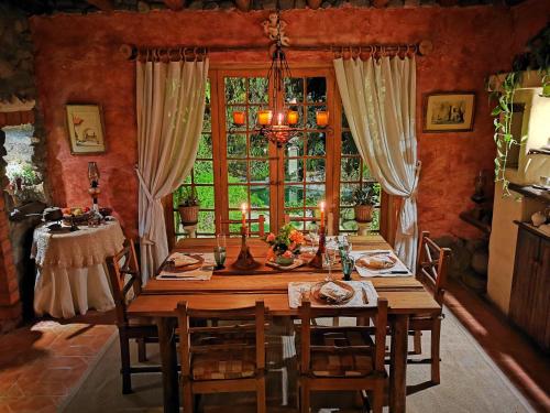 comedor con mesa y ventana en Villa Celestial, en Nieve Nieve