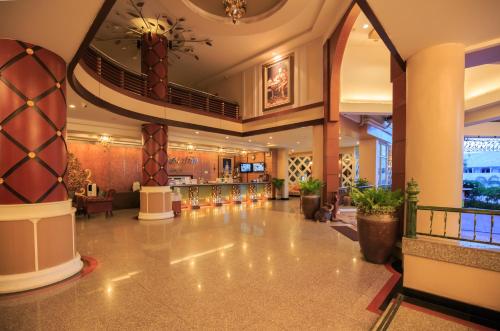 a lobby of a hotel with a large lobby at Kwan Ruen Park in Nakhon Ratchasima
