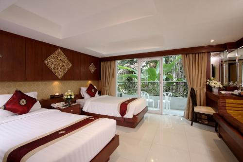 Postel nebo postele na pokoji v ubytování Rayaburi Hotel, Patong