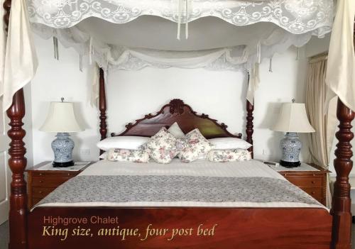 um quarto com uma cama de dossel e almofadas em Highgrove em Promised Land