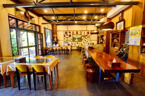 a dining room with tables and chairs in a restaurant at Shiyai Taoyuan in Renai