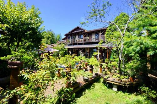 a house with a garden in front of it at Shiyai Taoyuan in Renai