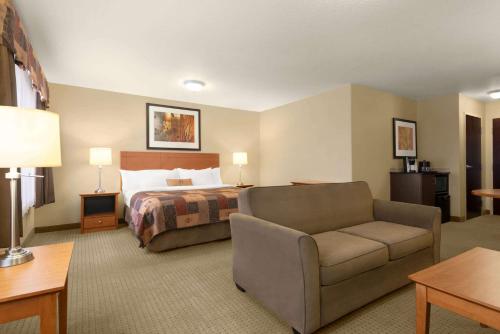 Χώρος καθιστικού στο Ramada by Wyndham Drayton Valley
