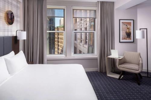 une chambre d'hôtel avec un lit, une chaise et une fenêtre dans l'établissement Hyatt Centric Faneuil Hall Boston, à Boston