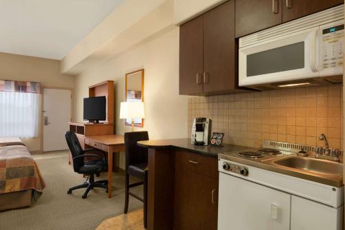 Η κουζίνα ή μικρή κουζίνα στο Ramada by Wyndham Drayton Valley