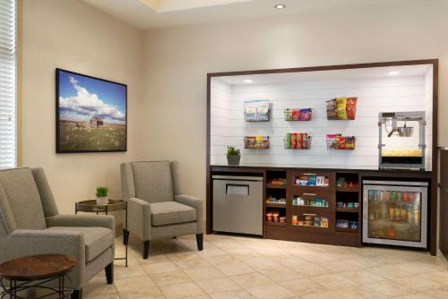 Χώρος καθιστικού στο Ramada by Wyndham Drayton Valley