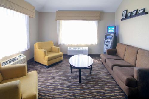 Ein Sitzbereich in der Unterkunft Sleep Inn & Suites Chesapeake - Portsmouth