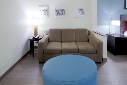 Ein Sitzbereich in der Unterkunft Sleep Inn & Suites Chesapeake - Portsmouth