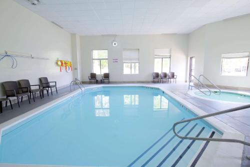 Der Swimmingpool an oder in der Nähe von Sleep Inn & Suites Chesapeake - Portsmouth