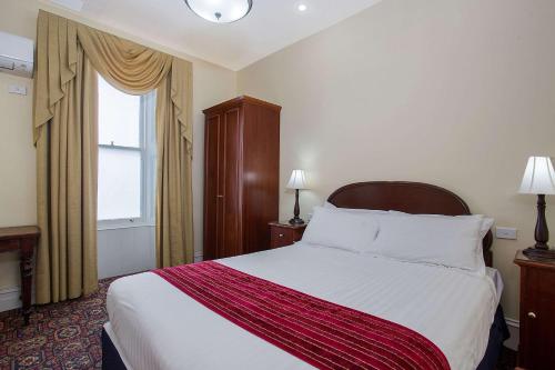 
A bed or beds in a room at Quality Hotel Bentinck
