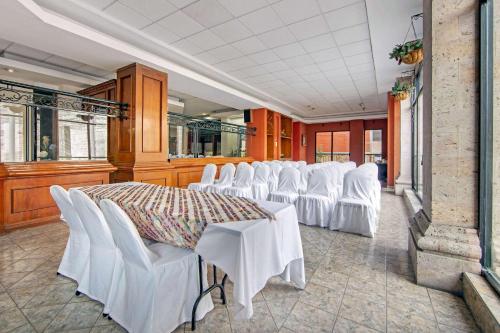 a dining room with white tables and white chairs at Quality Inn Aguascalientes in Aguascalientes