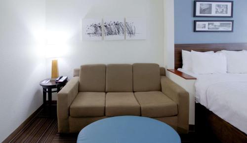 Ein Bett oder Betten in einem Zimmer der Unterkunft Sleep Inn & Suites Chesapeake - Portsmouth