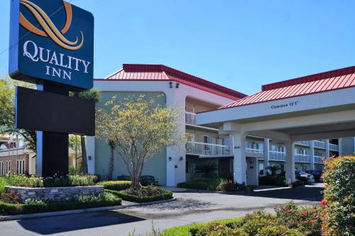 a walney inn sign in front of a building at Quality Inn Gulfport I-10 in Gulfport