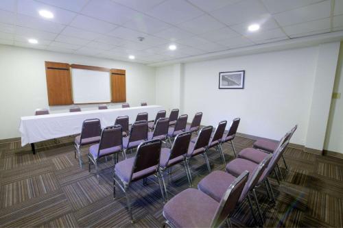 Der Geschäftsbereich oder Konferenzraum in der Unterkunft Sleep Inn & Suites Chesapeake - Portsmouth