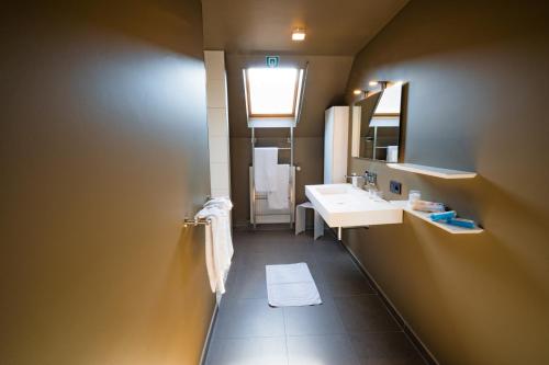 a bathroom with a sink and a mirror at Su'ro Bed and Breakfast in Ghent