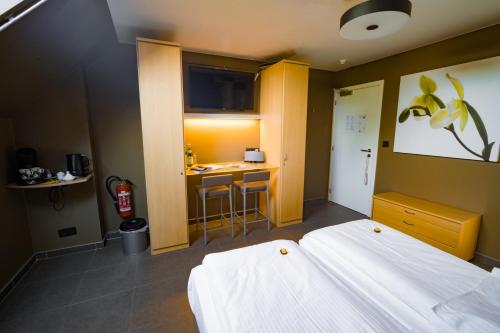 ヘントにあるSu'ro Bed and Breakfastのベッド2台とキッチン付きのホテルの部屋