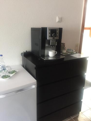 eine Kaffeemaschine auf einer Theke in der Unterkunft Zimmer in Lautrach in Lautrach