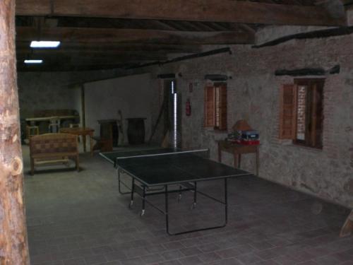 una habitación con mesa de ping pong en Casa Rural CASILLAS DEL MOLINO-Segovia, en Carbonero de Ahusín