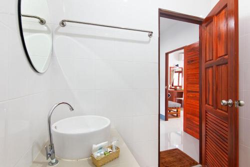 a bathroom with a white sink and a mirror at Breeze Bay Villa in Wok Tum