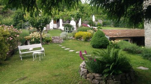 Κήπος έξω από το Bed and Breakfast Papillon