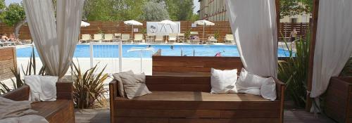 Bazén v ubytování Hotel Loretta nebo v jeho okolí
