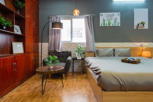 1 dormitorio con 1 cama, 1 silla y 1 mesa en KemKay CityView ✩3s to HKLake✩Big Balcony en Hanoi