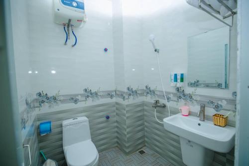 A bathroom at Cat Ba Bay Vision Hotel