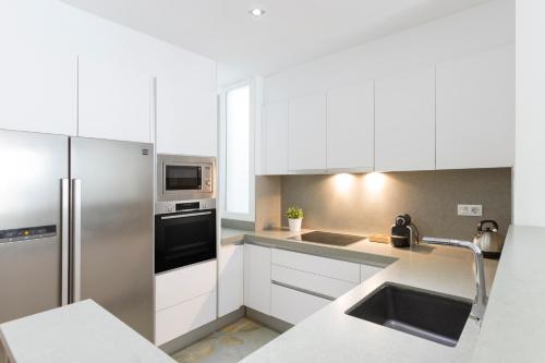 A kitchen or kitchenette at Center City Flats