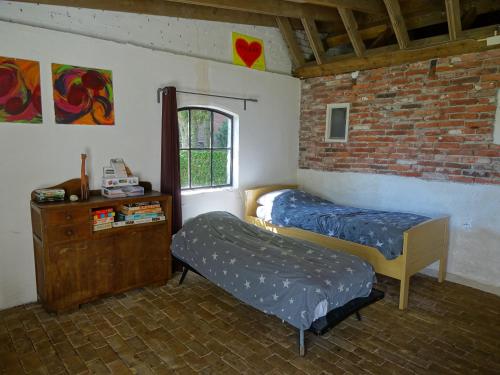 A bed or beds in a room at La Lune De Boomgaard