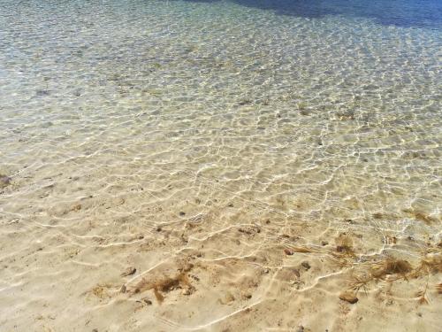 a beach filled with sand and shallow water at Casa do Azibo in Santa Combinha