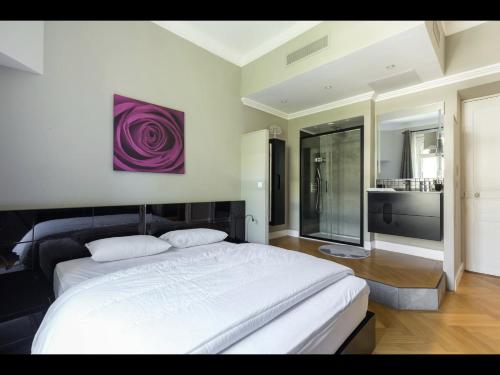 Postel nebo postele na pokoji v ubytování central CANNES - Luxury Clara Residence
