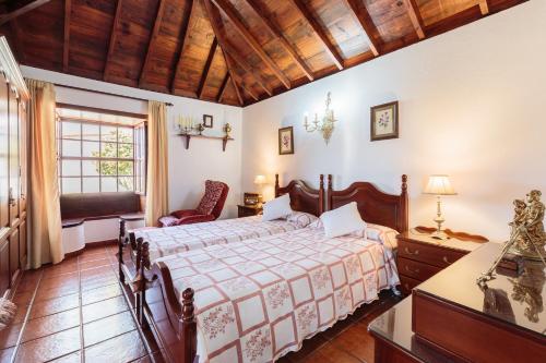 ein Schlafzimmer mit großem Bett und Fenster in der Unterkunft El Sitio La Rosa in Mazo