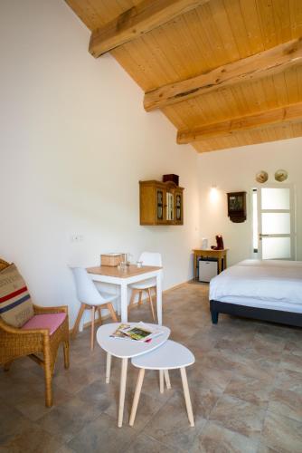 une chambre avec un lit, une table et des chaises dans l'établissement villa d'illouvre, à Saint-Chinian