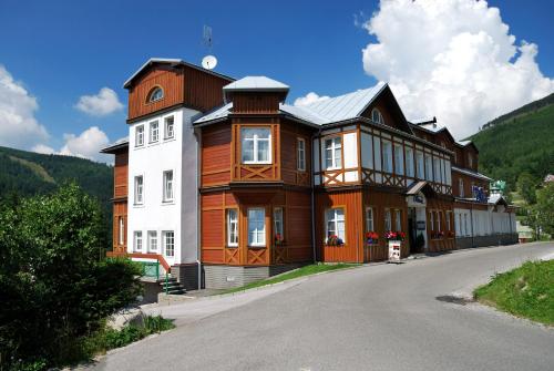 Nespecifikovaný výhled na hory nebo výhled na hory při pohledu z hotelu