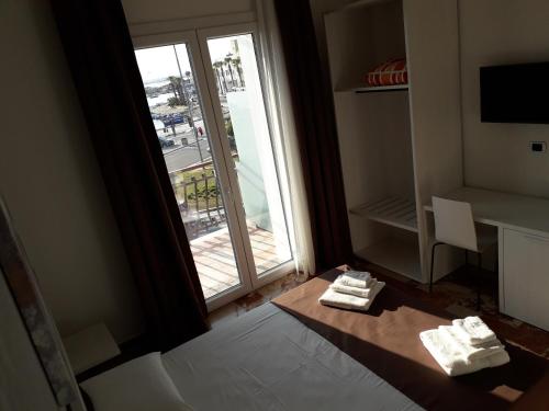 a room with two towels on the floor next to a door at B&B L'Isola in Porto Cesareo