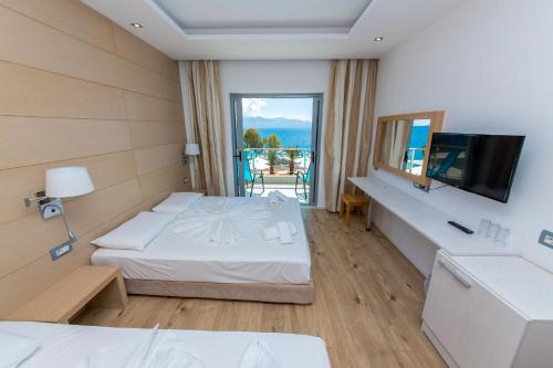 Postel nebo postele na pokoji v ubytování Hotel Saranda Palace