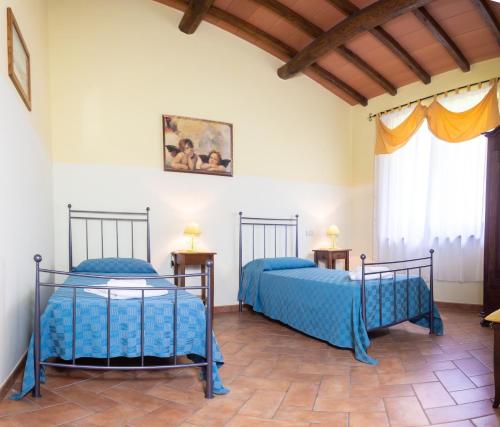 sypialnia z dwoma łóżkami i oknem w obiekcie Agriturismo Casale del Contadino w mieście Bolsena