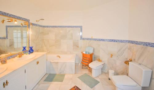 un bagno con un water, una vasca e un lavandino di Villa CaraVane a Benalmádena
