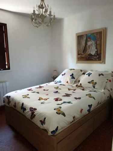 - une chambre avec un lit et une couette avec des oiseaux dans l'établissement Appartement Charmant à Collioure, à Collioure