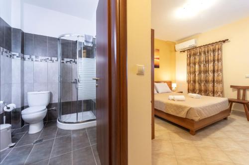 - une chambre avec un lit, une douche et des toilettes dans l'établissement Summer Sun, à Skála Kefalonias
