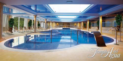 a large swimming pool in a large building at Gran Hotel Balneario De Puente Viesgo in Puente Viesgo