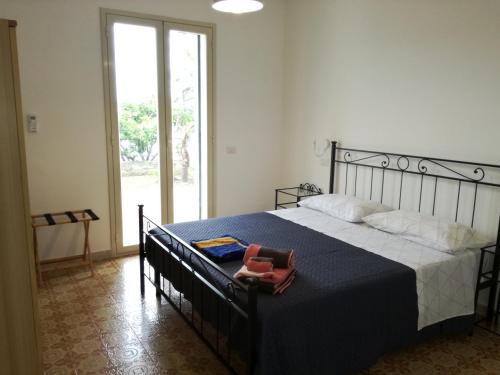 En eller flere senge i et værelse på Villa Mariella