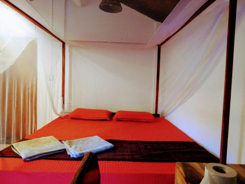 Posto letto in tenda con 2 asciugamani di Cresent Bay Beach Hotel ad Arugam