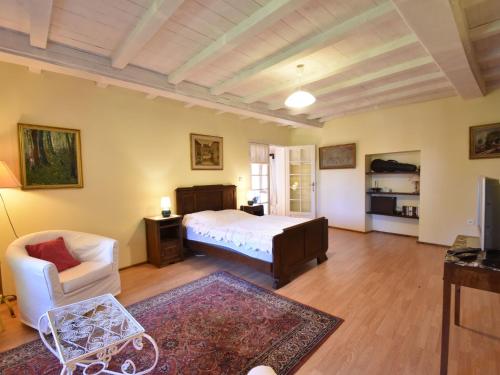 une chambre avec un lit, un canapé et une chaise dans l'établissement Holiday Home in Normandy near Coast, à Saint-Michel-de-la-Pierre