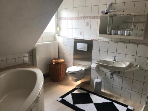 a bathroom with a tub sink and a toilet at Obere Kellerstraße Haus 3 in Forchheim