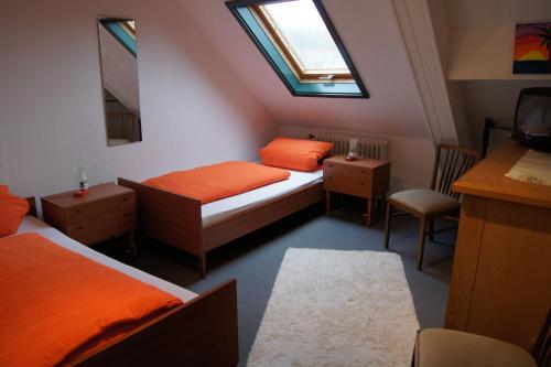 Una cama o camas en una habitación de Pension Loni Theisen