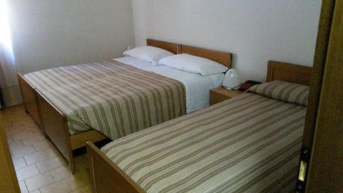 a hotel room with two beds at Casa Montana S. Maddalena in San Vito di Cadore