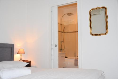ニースにあるNice centre- Superbe 100m2 - 10 mn à pied de la mer !のベッドルーム1室(ベッド1台付)、バスルーム(シャワー付)が備わります。