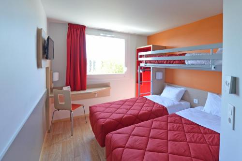 מיטה או מיטות בחדר ב-Premiere Classe Reims Nord - Bétheny