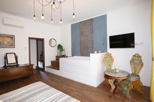 - un salon avec une télévision et une table dans l'établissement Unique luxury apartment and rooms, à Rome